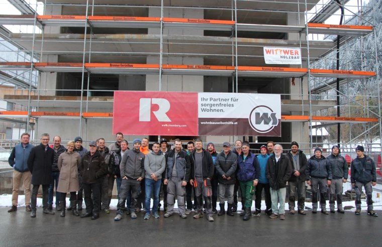 Partenens Vize-Bürgermeisterin Ruth Tschofen und Wohnbauselbsthilfe-Geschäftsführer Thomas Schöpf feiern gemeinsam mit Vertretern von Rhomberg Bau sowie Handwerkern die Firstfeier. Partenens Vize-Bürgermeisterin Ruth Tschofen und Wohnbauselbsthilfe-Geschäftsführer Thomas Schöpf feiern gemeinsam mit Vertretern von Rhomberg Bau sowie Handwerkern die Firstfeier.